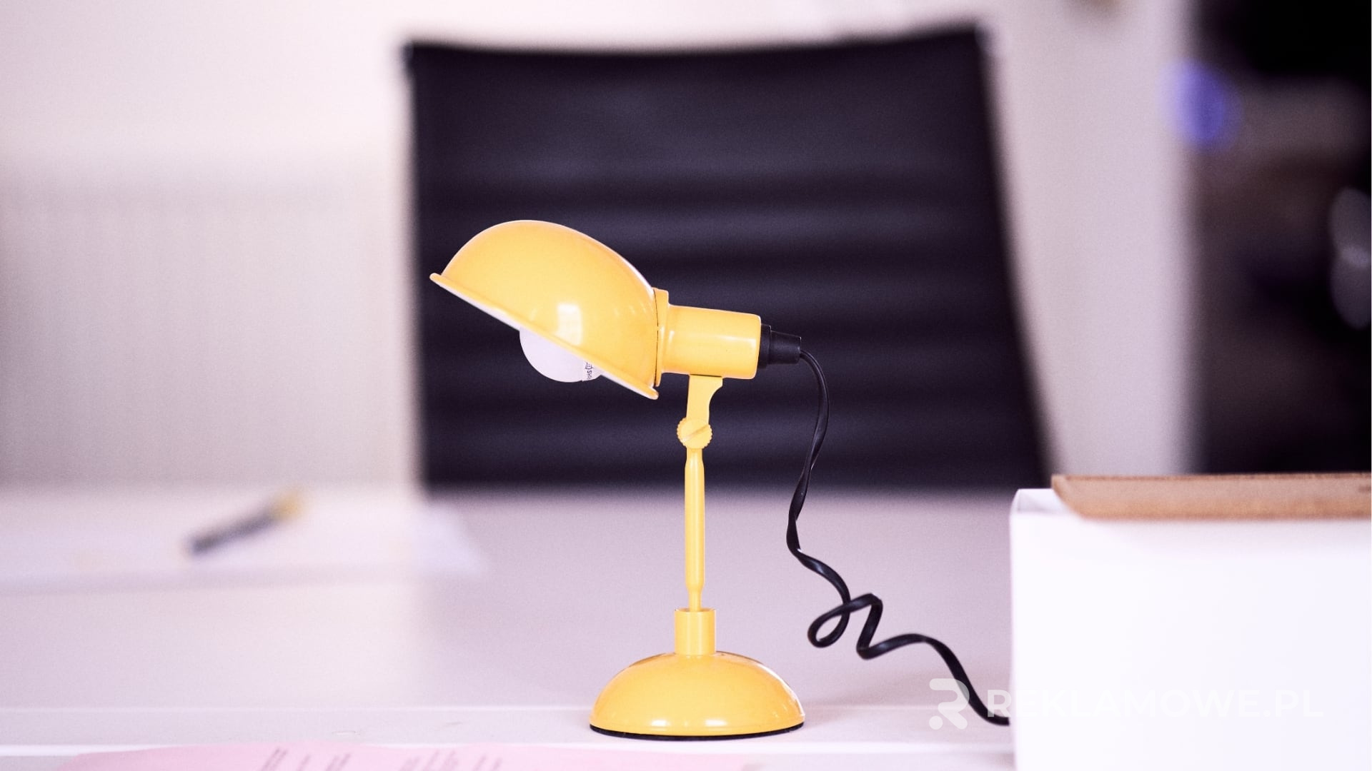Porównanie ceny i jakości w wyborze lamp reklamowych Analiza kosztów i jakości lamp reklamowych