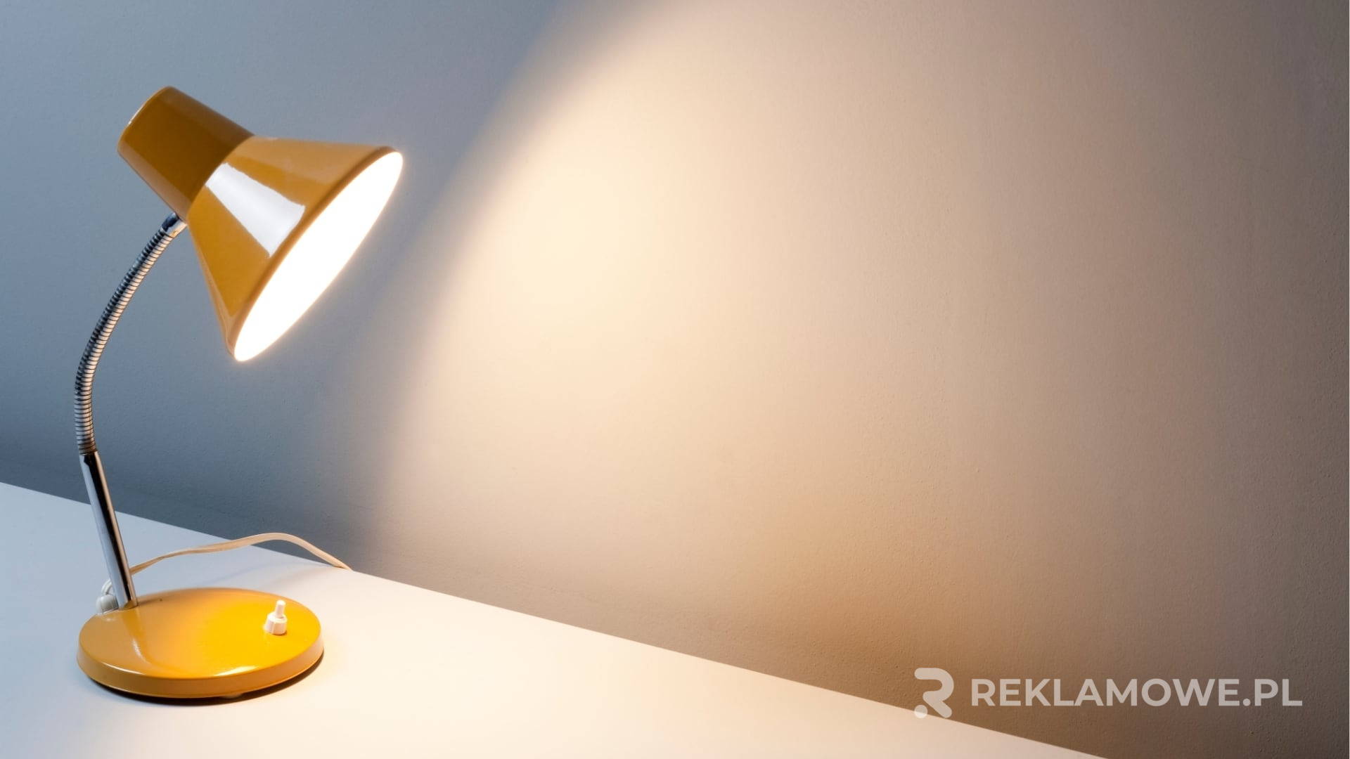 Analiza Skuteczności Lamp Reklamowych w Kampaniach Marketingowych Lampa reklamowa oświetlająca billboard w nocy