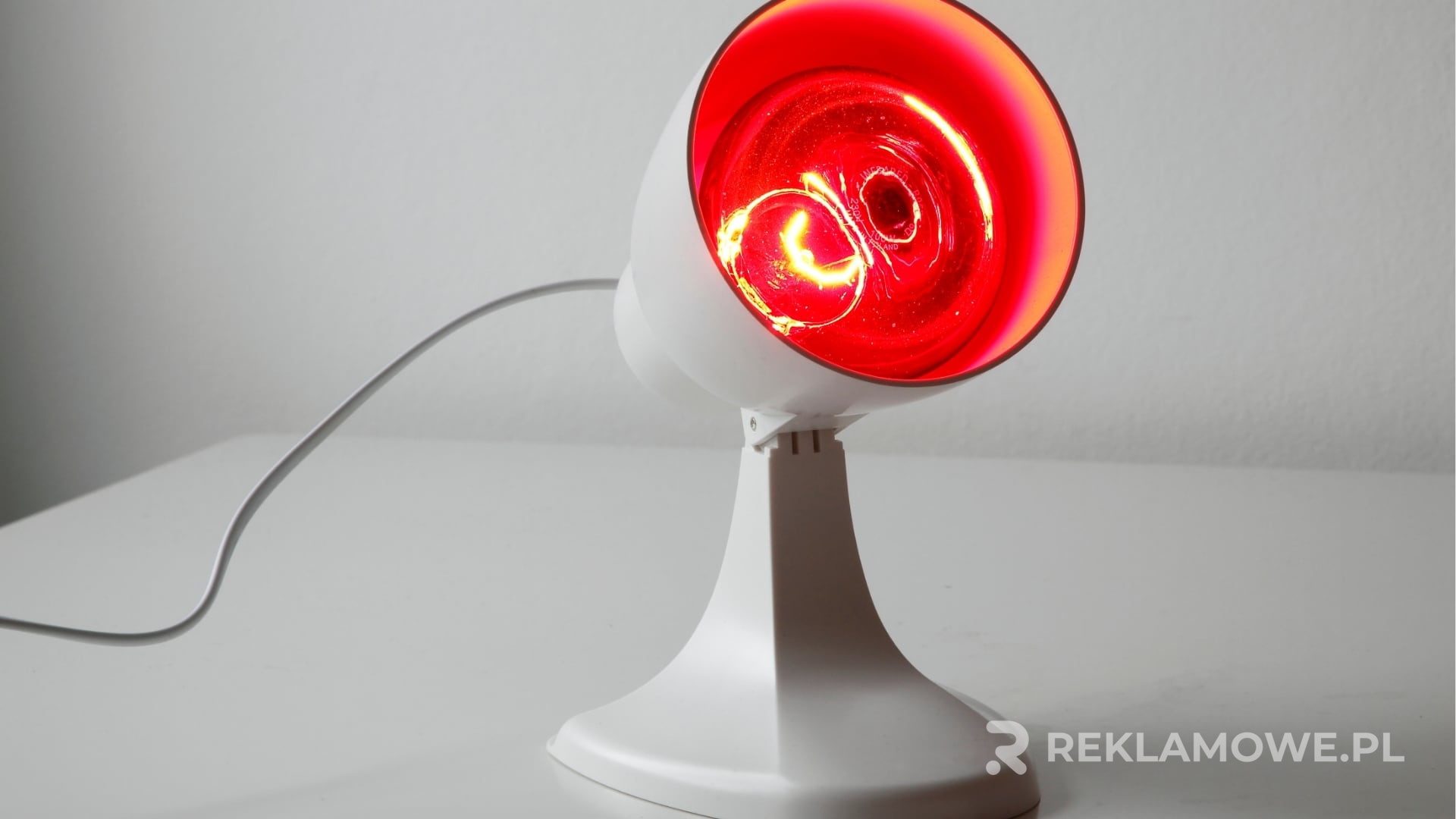 Kolory lamp reklamowych dostosowane do identyfikacji wizualnej marki