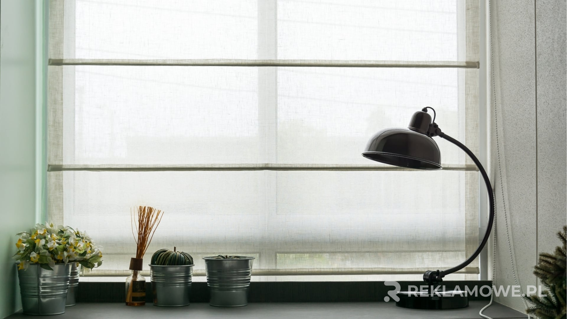 Eko przyjazne lampy reklamowe w nowoczesnej przestrzeni komercyjnej