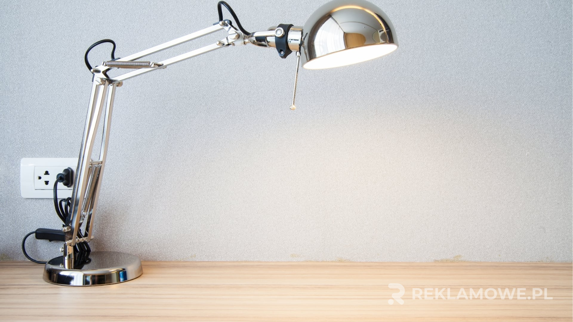 Jakie są koszty zaopatrzenia w lampy reklamowe? Koszty zaopatrzenia w lampy do celów reklamowych