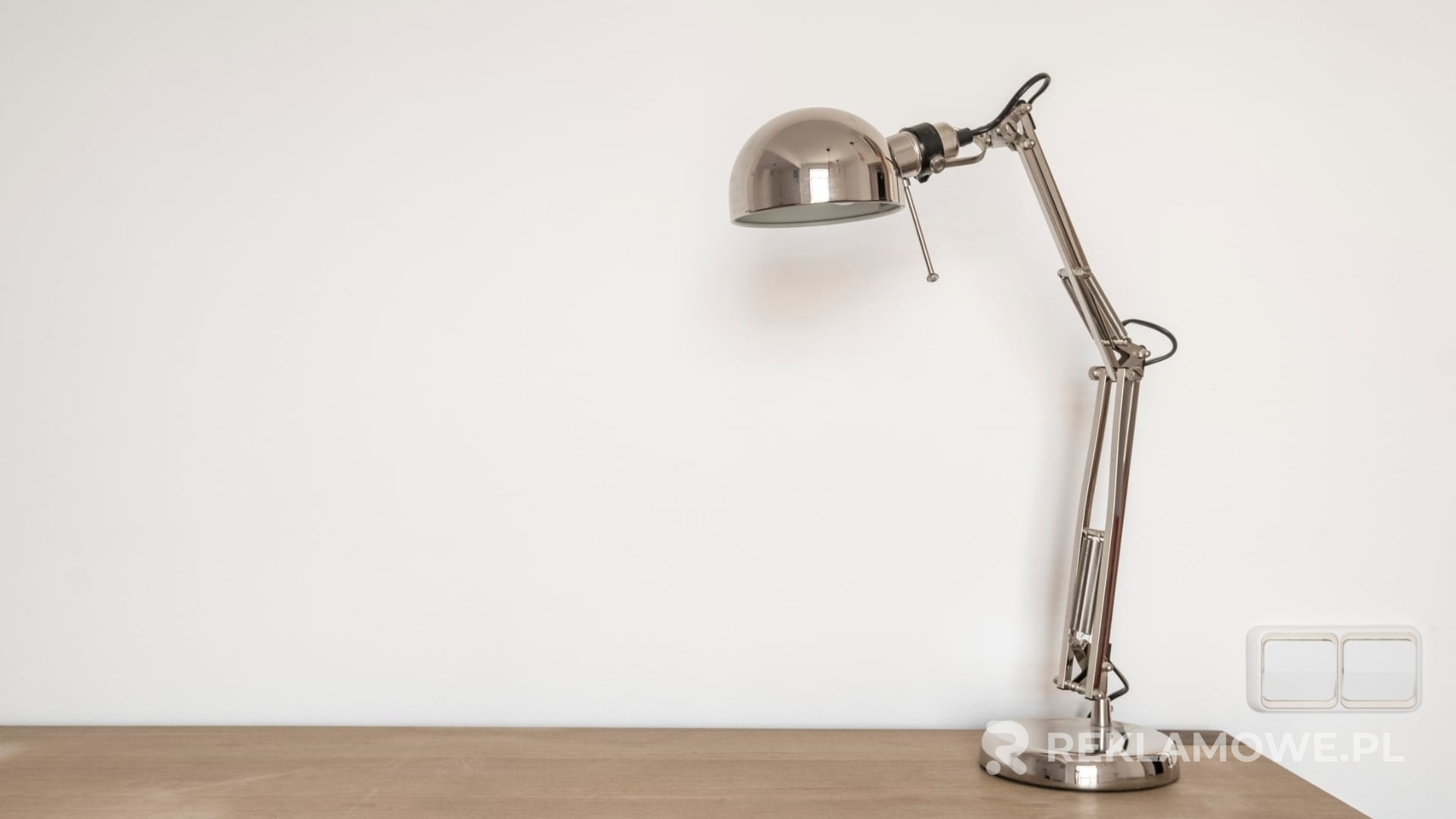 Kolorowe lampki reklamowe jako skuteczna inwestycja w marketing