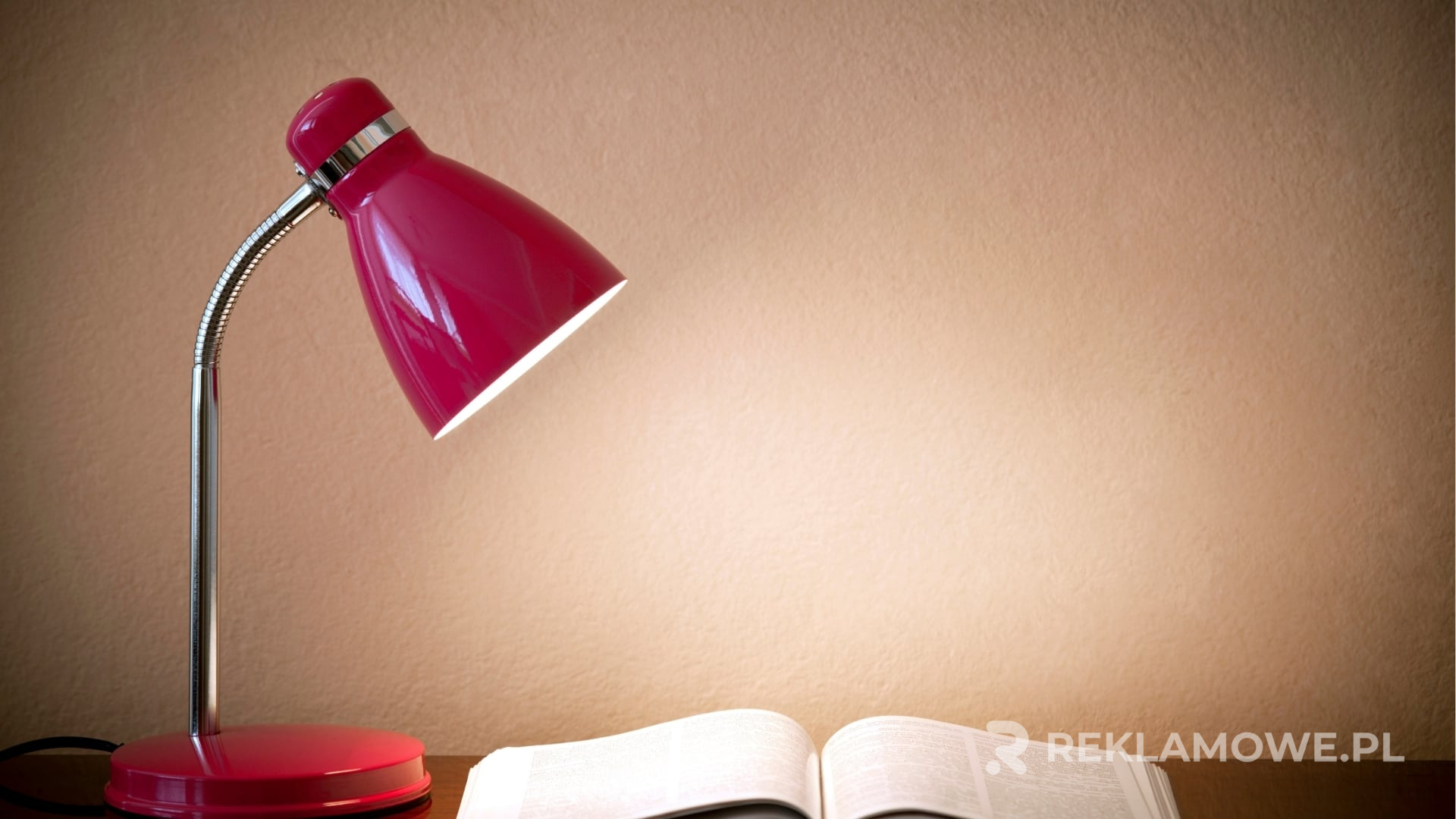 Kolorowe lampki reklamowe zwiększające rozpoznawalność marki