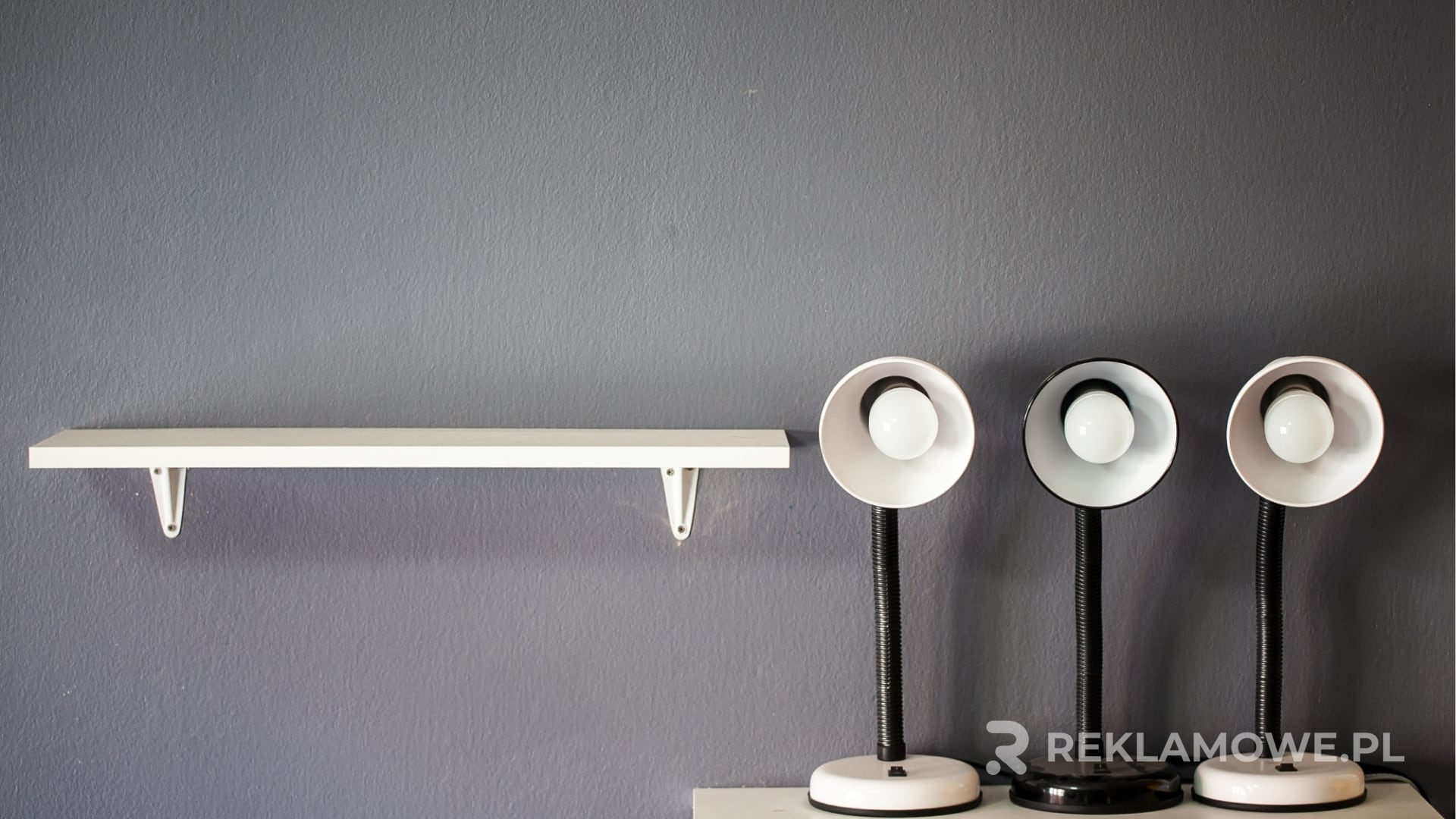 Montaż lamp reklamowych na billboardzie