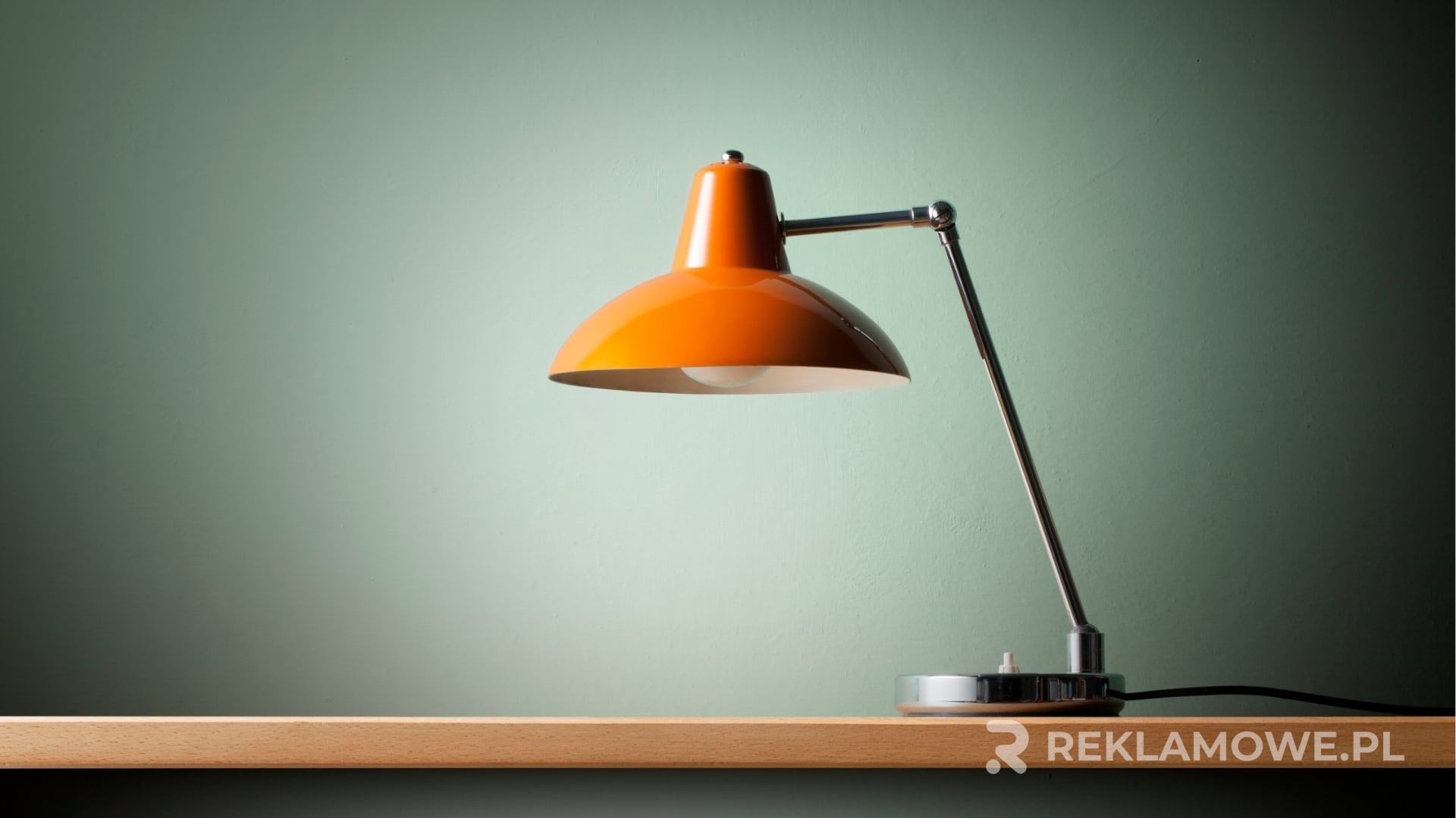 Lampa reklamowa w przestrzeni publicznej