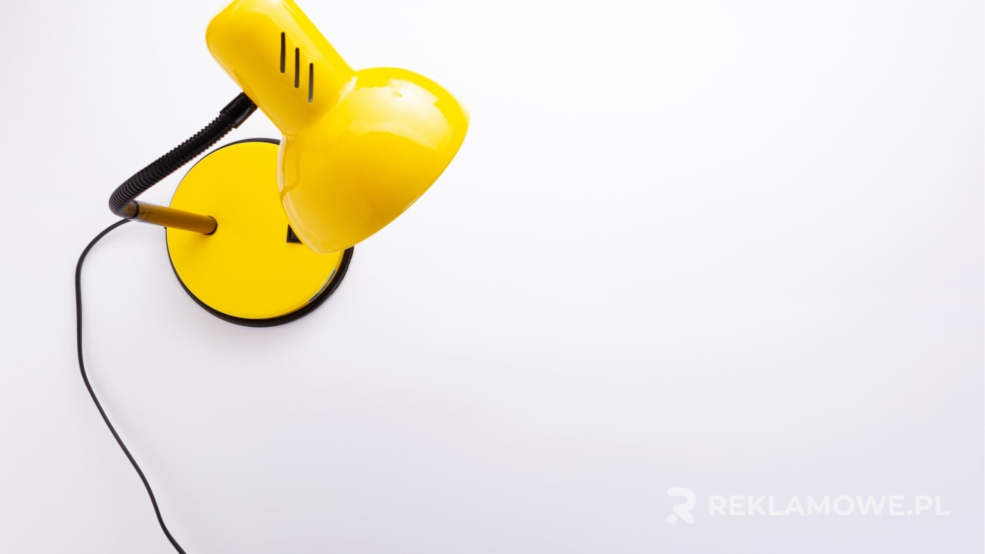 Lampki reklamowe rozświetlające miasto nocą