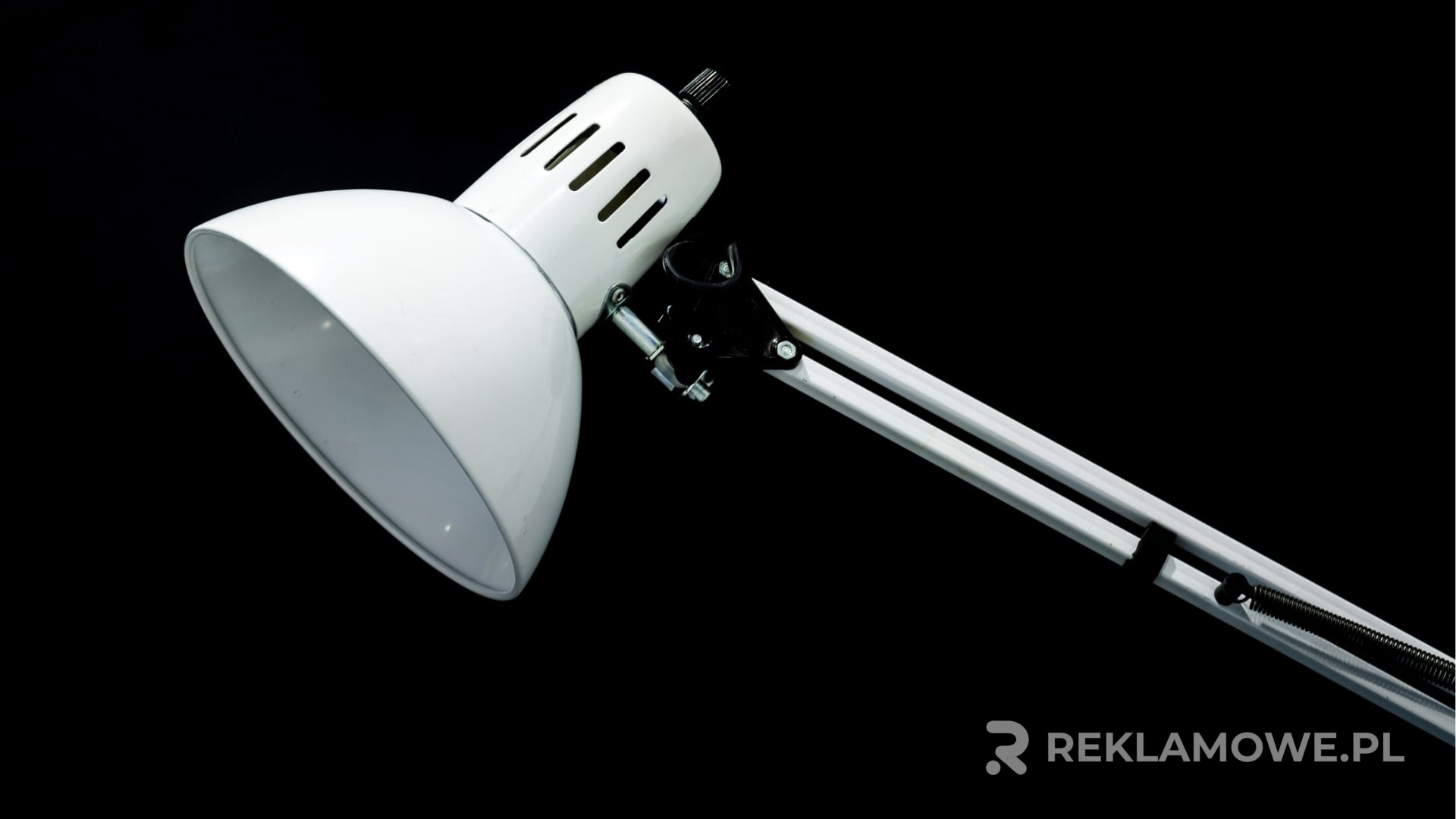 Zewnętrzne lampki reklamowe oświetlające billboard