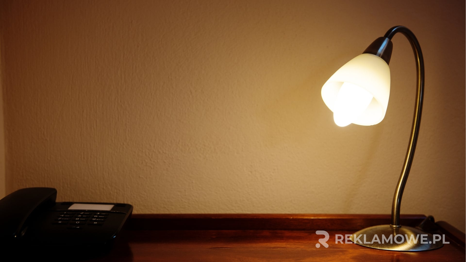 Technologia LED w nowoczesnych lampach reklamowych