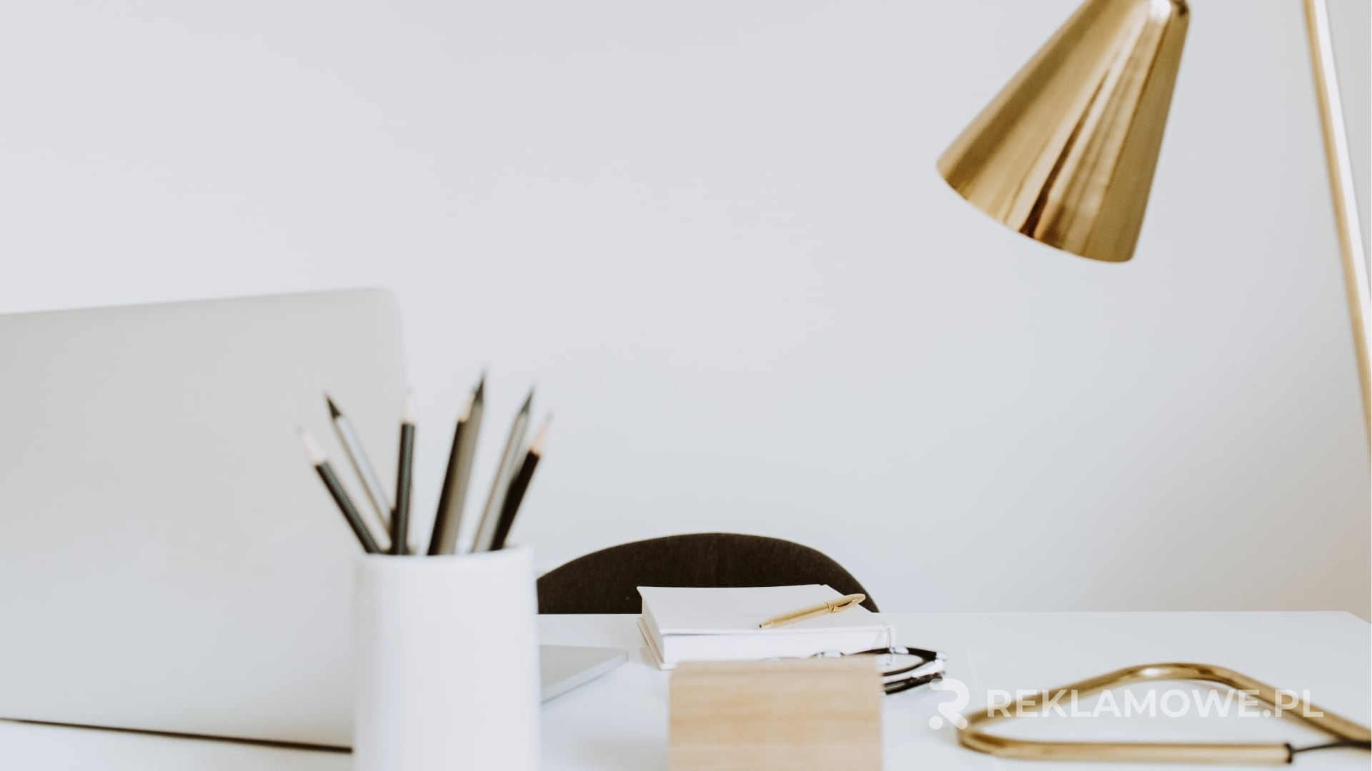 Nowoczesne lampy reklamowe w trendach 2025