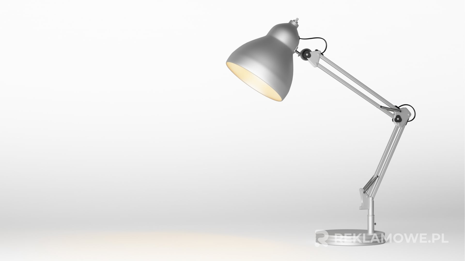 Zdjęcie lampy reklamowej w trakcie konserwacji