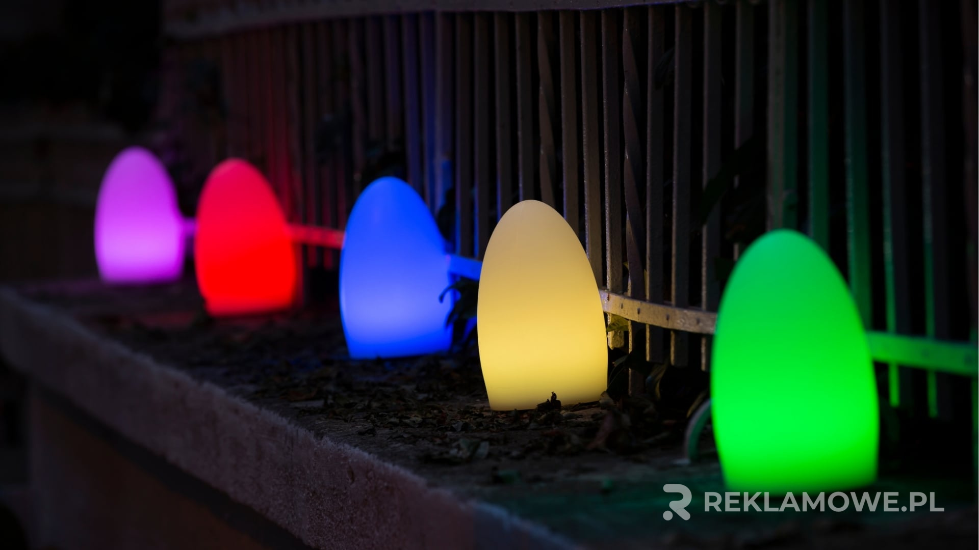 Najlepsze praktyki w utrzymaniu lamp reklamowych Zdjęcie lampy reklamowej podczas konserwacji