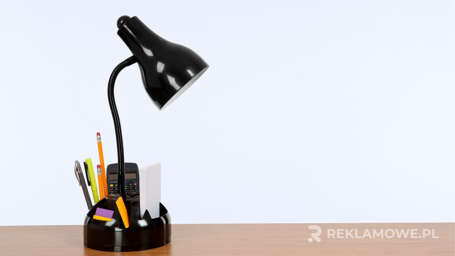 Lampa reklamowa oświetlająca ulicę
