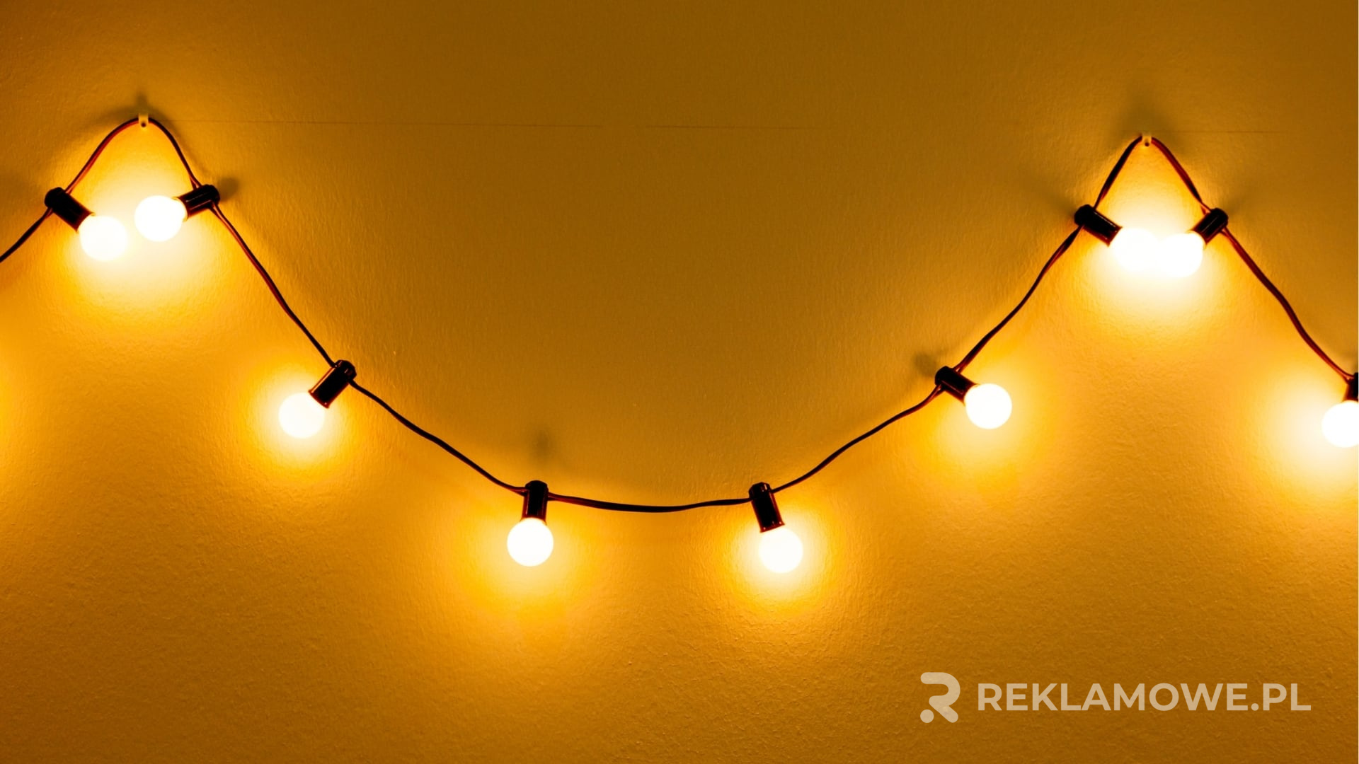 Jak wybrać dostawcę lampki reklamowej? Lampka reklamowa na biurku
