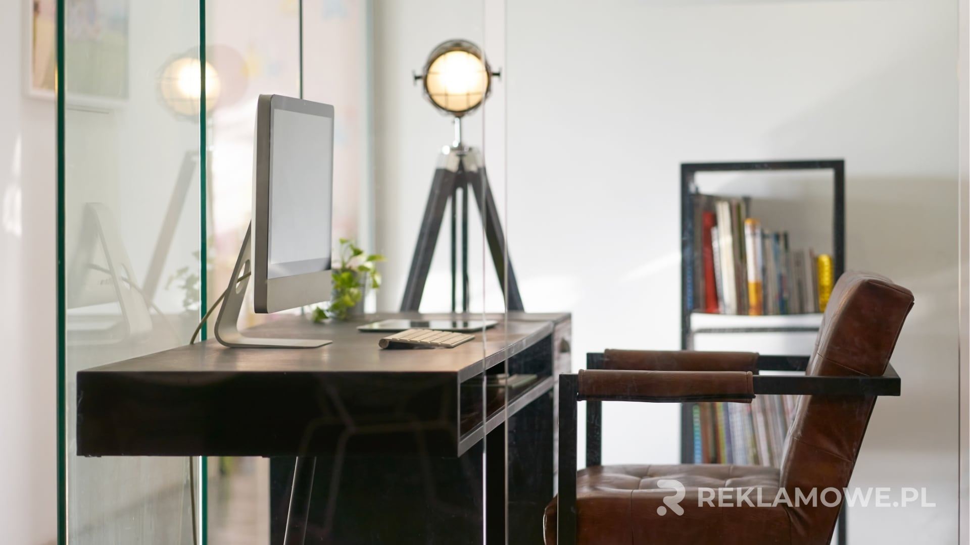 Nowoczesna lampa reklamowa w przestrzeni miejskiej