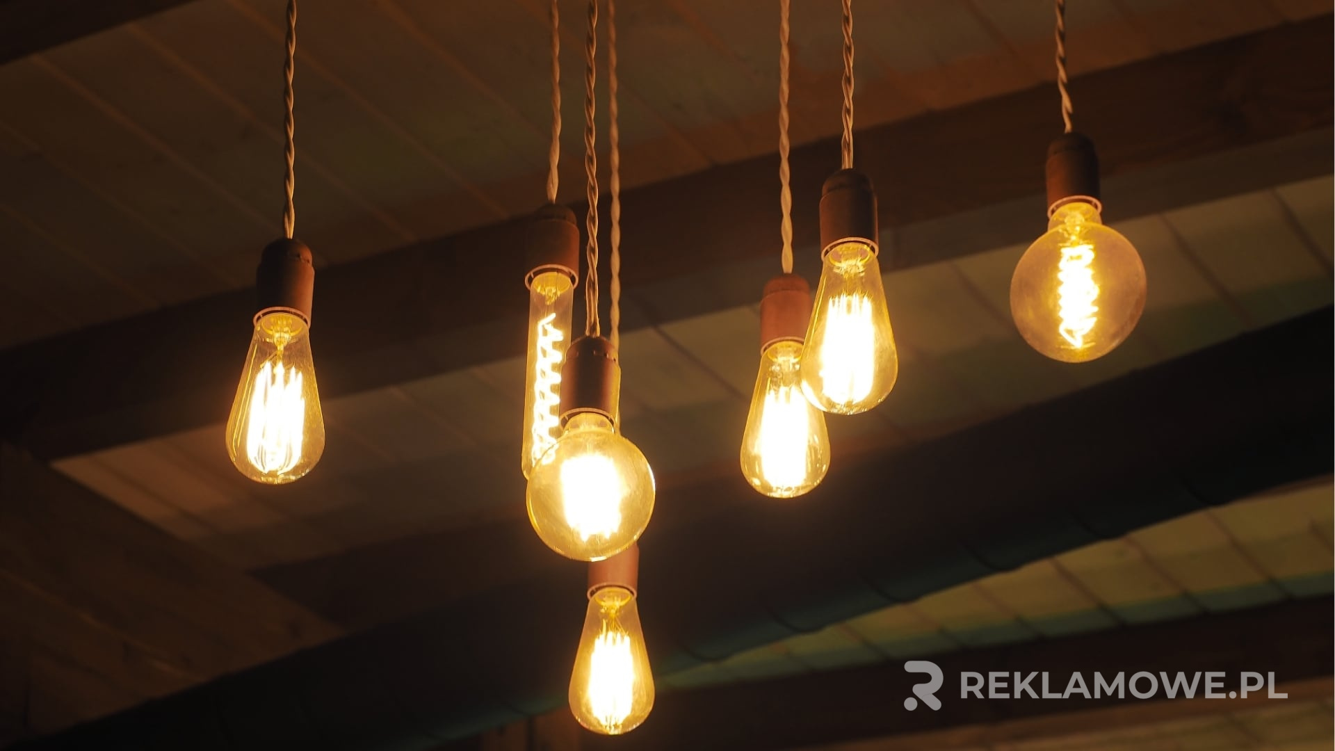 Integracja elementów świetlnych w reklamie Zintegrowane lampki reklamowe w kampanii promocyjnej